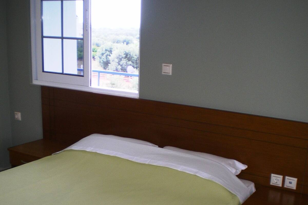 Perhehuoneisto, 2 makuuhuonetta | Työpöytä, pimennysverhot, äänieristys, silitysrauta/-lauta