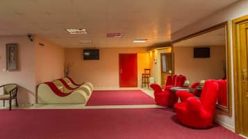 Couples treatment room(s), sauna, hot tub, steam room