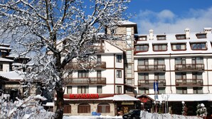 A multi-story hotel with balconies, a restaurant, and a ski resort in the background. - Elegant Lodge Hotel (Bansko)