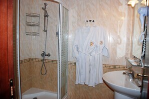 Ducha, artículos de higiene personal gratuitos y secador de pelo