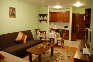 Familienapartment, 1 Schlafzimmer, Bergblick | Wohnbereich | 0-Zoll-Fernseher mit Kabelempfang, DVD-Player