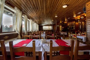 2 restaurants, breakfast, lunch, dinner served; Regional cuisine  - Elegant Lodge Hotel (Bansko)