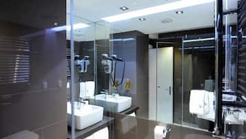 Double Room Single Occupancy with King Bed | Bathroom | Shower, hair dryer, towels