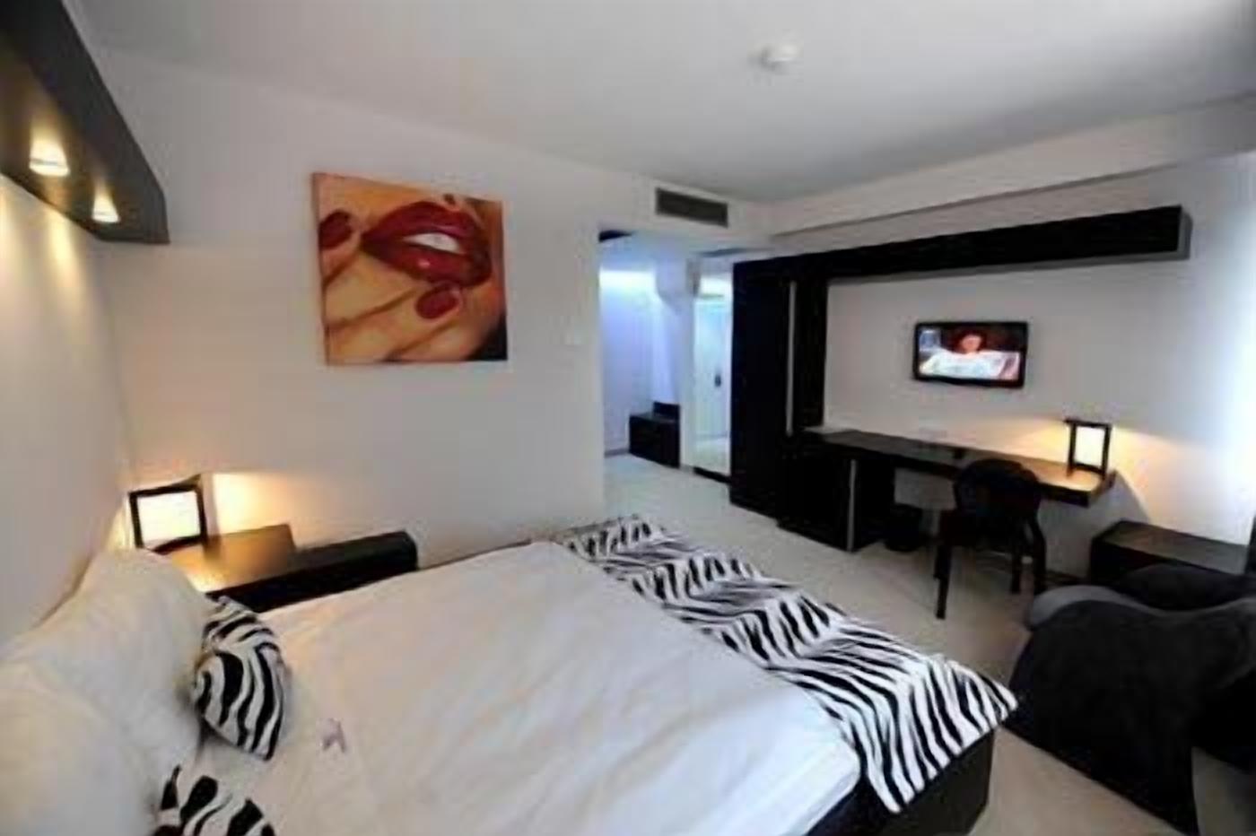 double room, 1 double bed | 1 bedroom, hypo-allergenic bedding, minibar, in-room safe