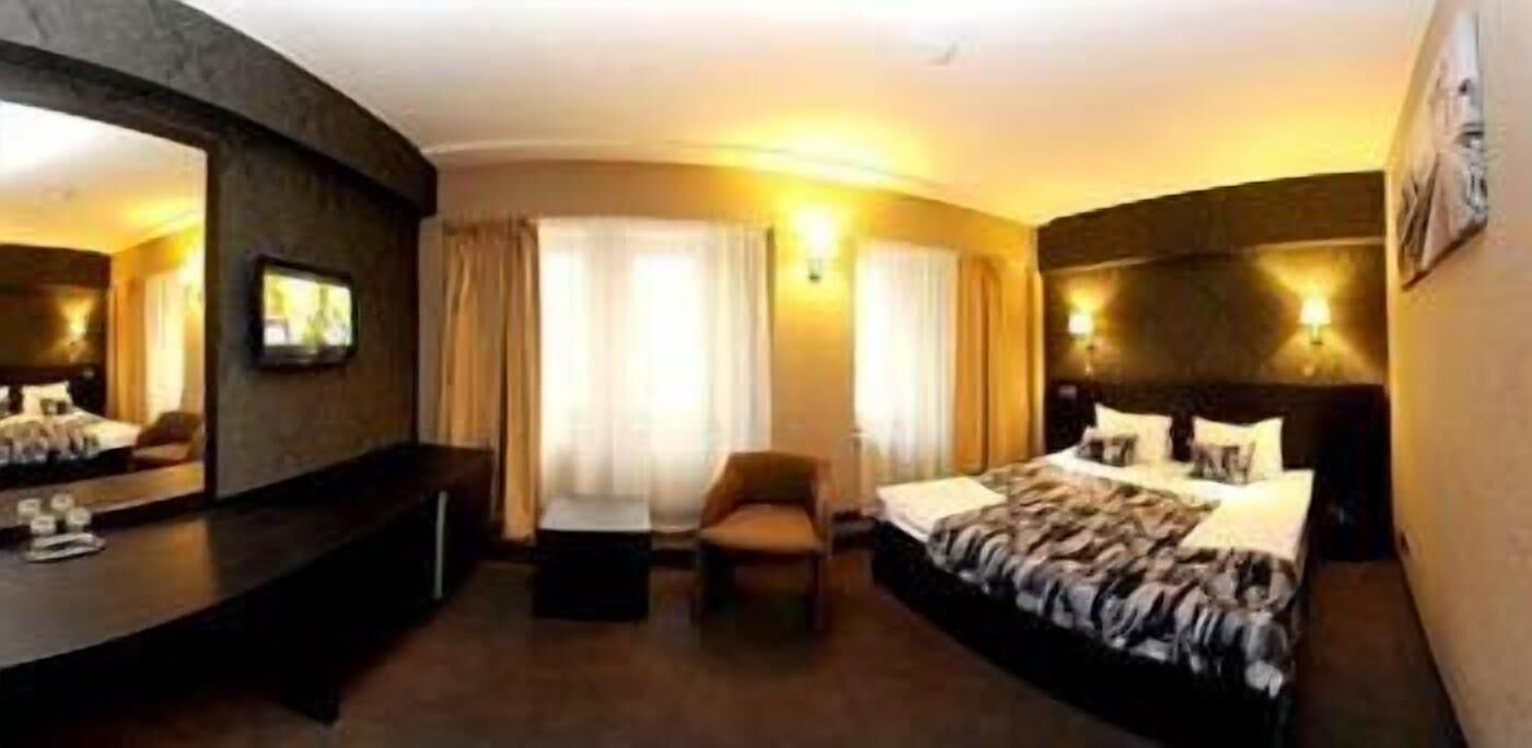 Hypo-allergenic bedding, minibar, in-room safe, desk