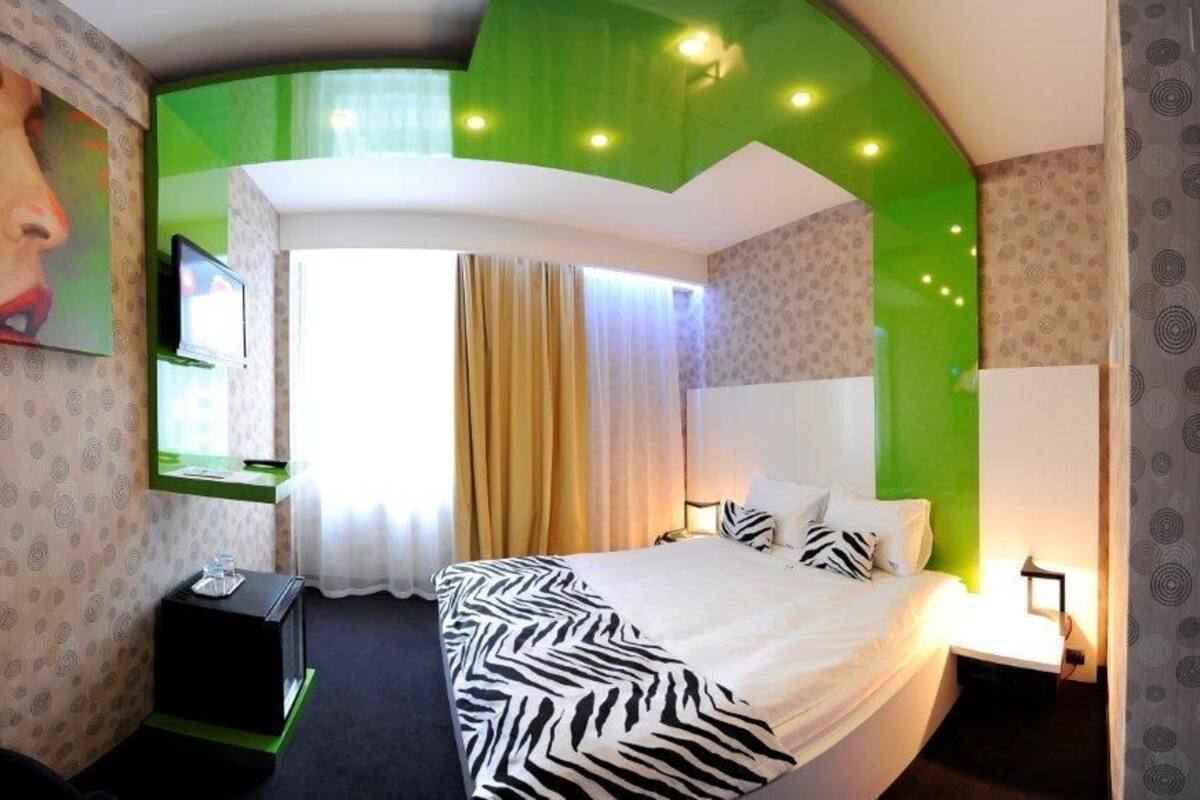 Hypo-allergenic bedding, minibar, in-room safe, desk