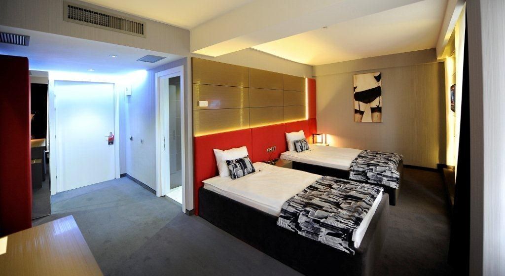 Hypo-allergenic bedding, minibar, in-room safe, desk