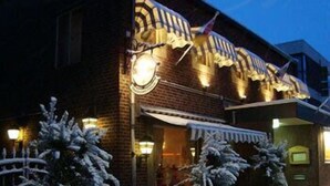 Front of property – evening/night - Eurotel (Venray)