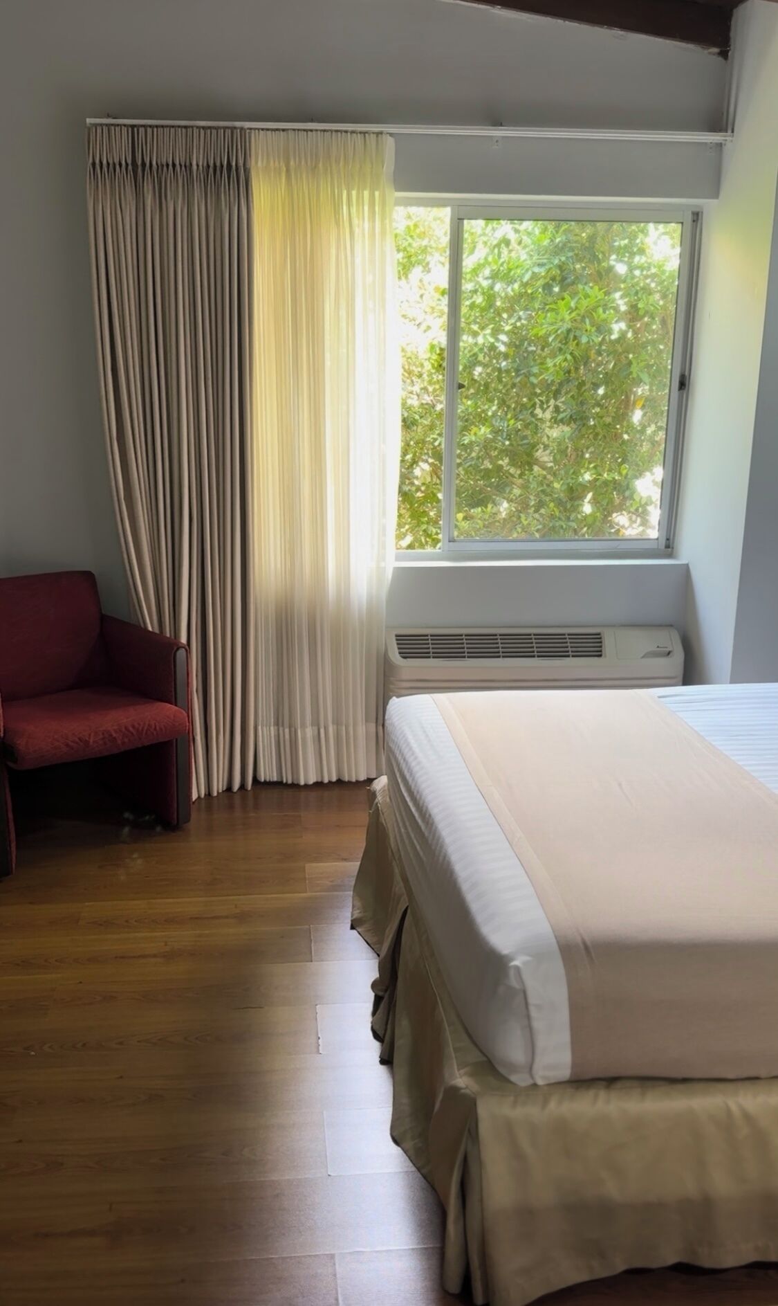 down duvets, desk, free cots/infant beds, rollaway beds