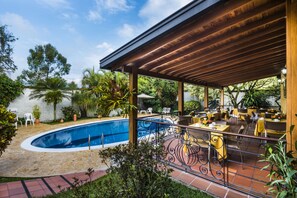 Outdoor dining - Hotel Portales Del Campestre (Medellín)