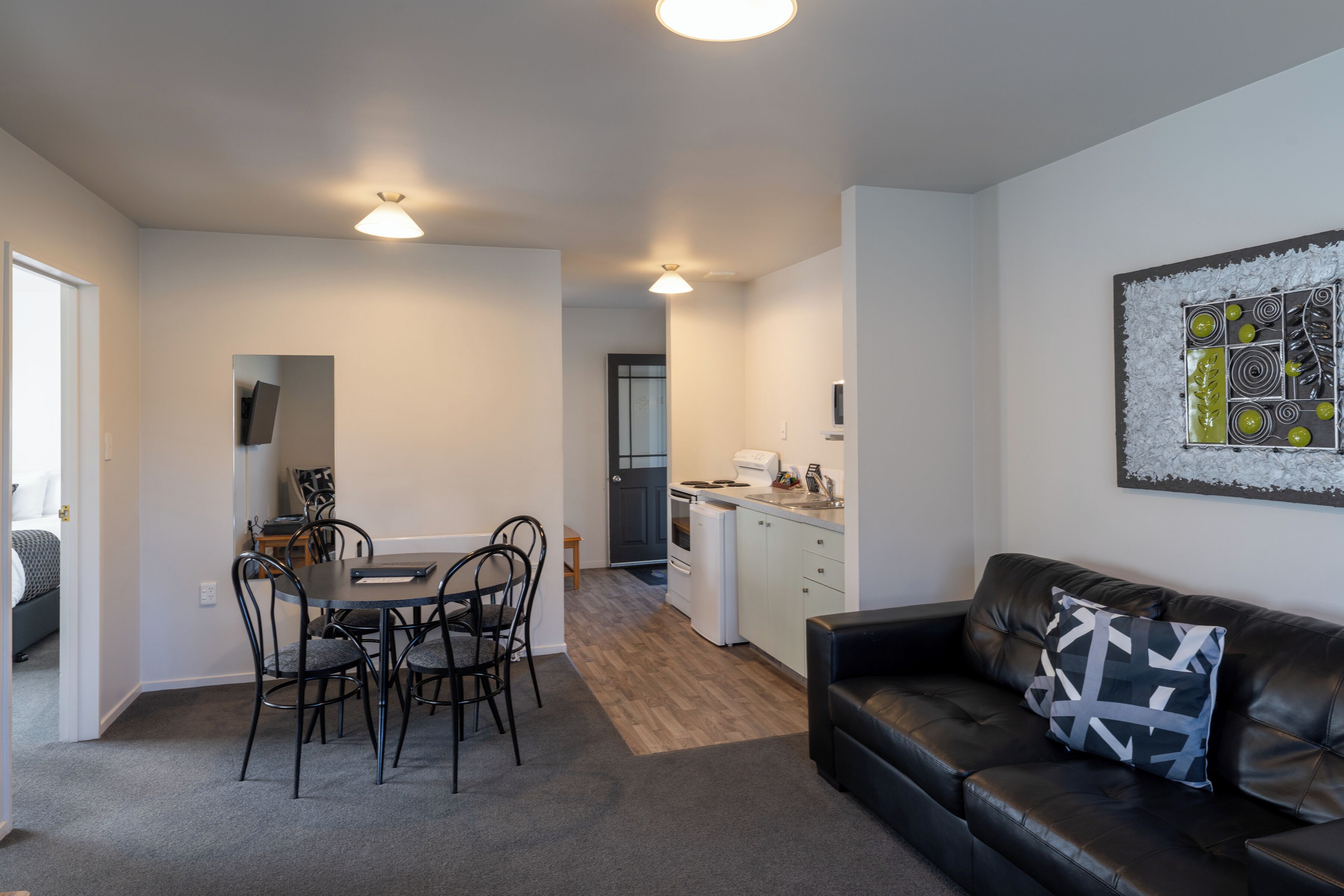 Un apartamento moderno con comedor, cocina y sala de estar.