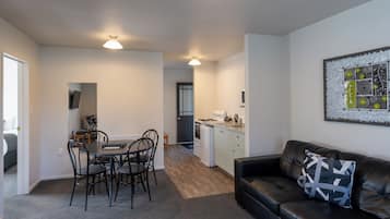 Un apartamento moderno con comedor, cocina y sala de estar.
