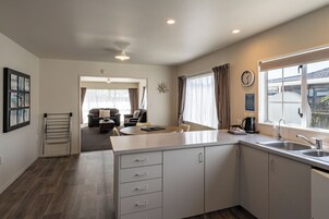 Microondas, placa de cocina, cafetera/tetera, tetera/pava eléctrica