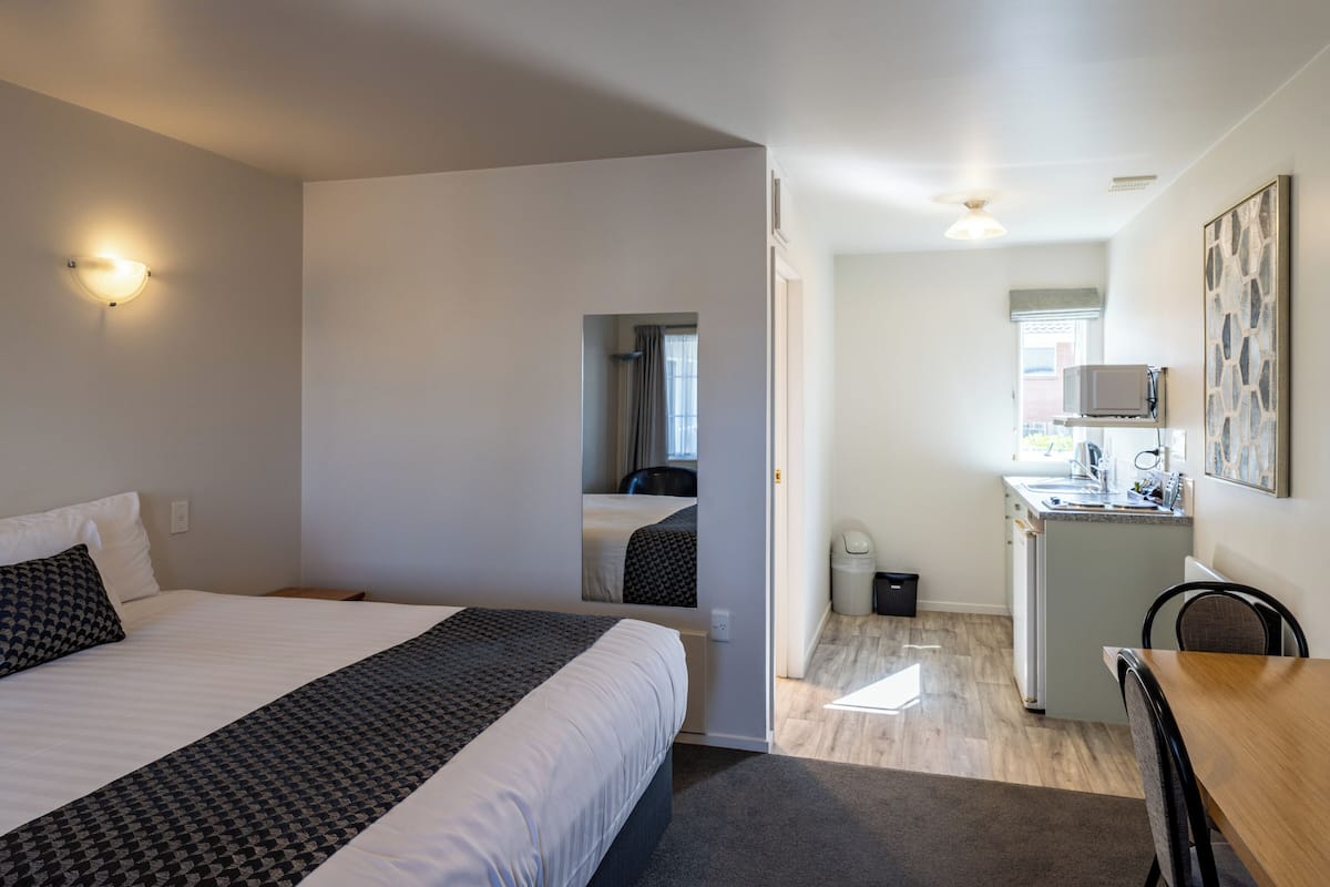 Studio, 1 King Bed | Iron/ironing board, cots/infant beds, free WiFi, bed sheets