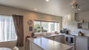 Una cocina moderna con una isla central, microondas, estufa y fregadero.