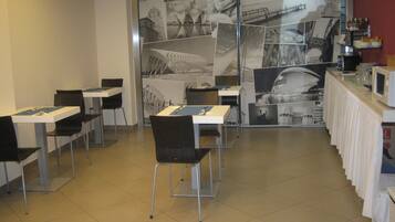 Dagelijks uitgebreid ontbijt (EUR 4 per persoon)