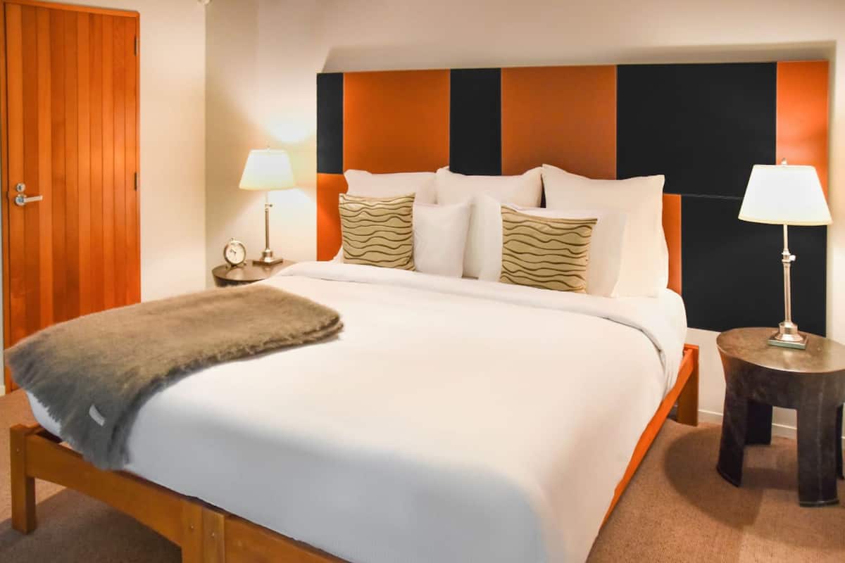 6 bedrooms, Egyptian cotton sheets, premium bedding, down duvets