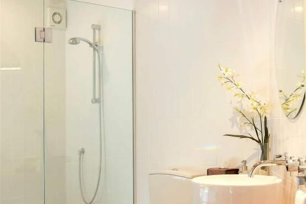Badezimmer | Badewanne und Dusche (separat), kostenlose Toilettenartikel