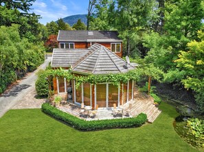 Luxury Cottage | Garden view