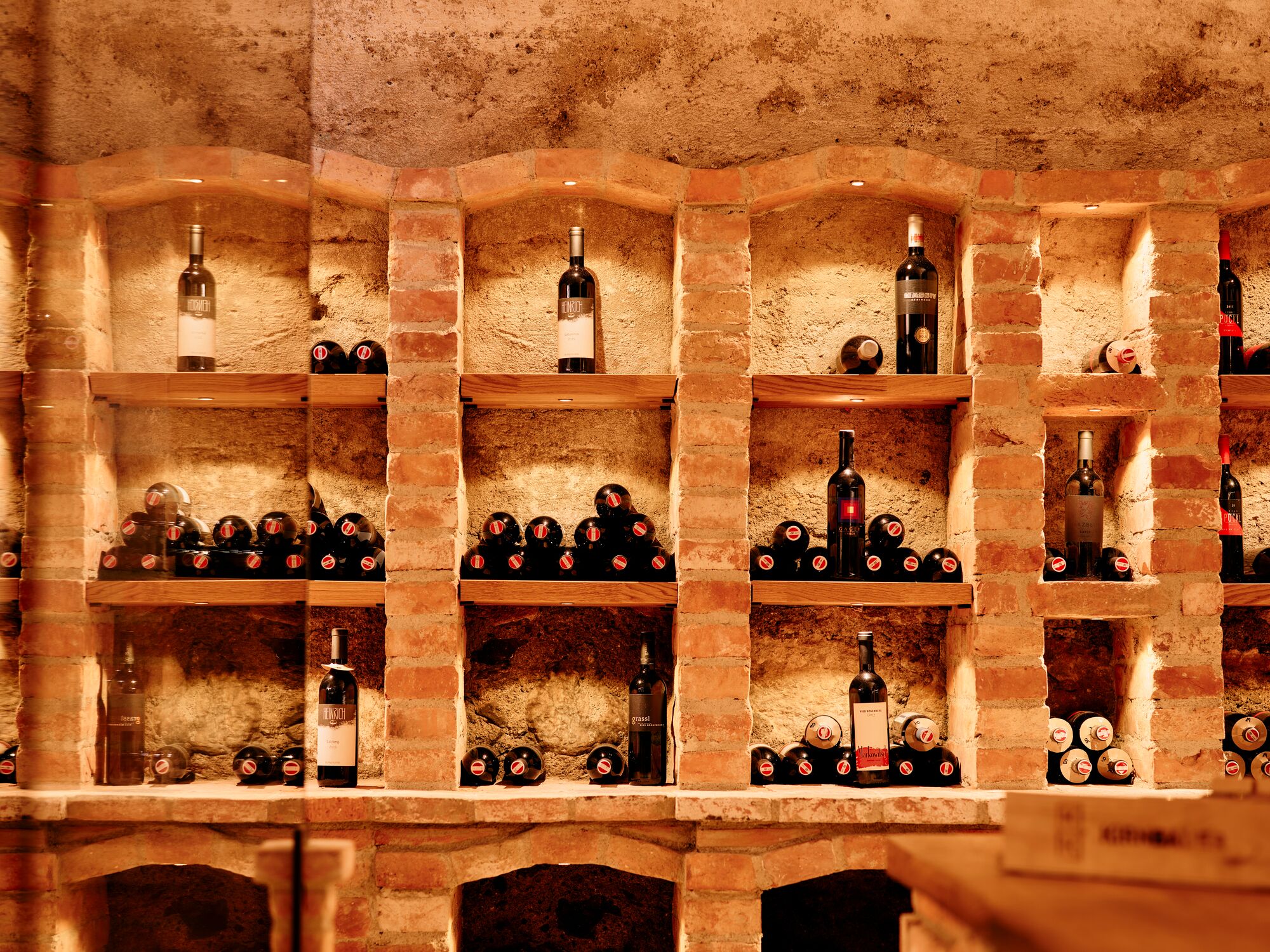 Una bodega con múltiples estantes llenos de botellas de vino.