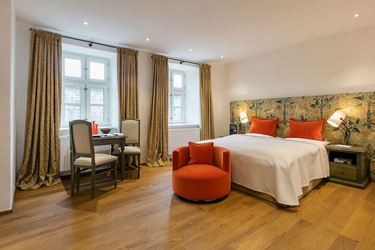 double room | hypo-allergenic bedding, minibar, in-room safe, desk