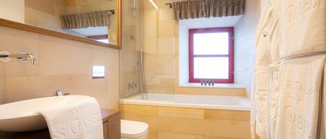 Un baño moderno con bañera, inodoro y lavamanos.