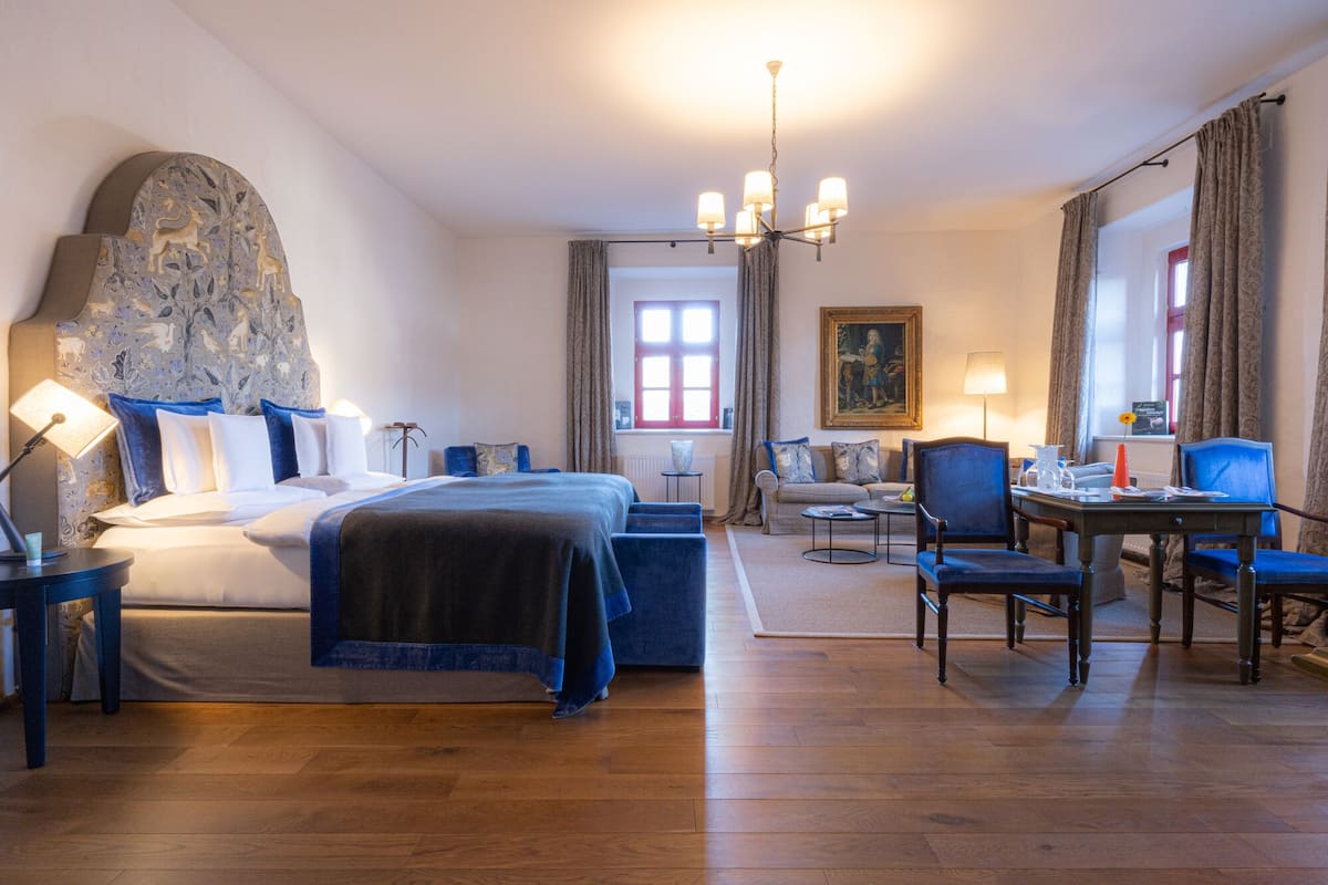 Suite junior | Ropa de cama hipoalergénica, minibar, caja fuerte y escritorio