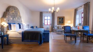 Junior Suite | Hypo-allergenic bedding, minibar, in-room safe, desk