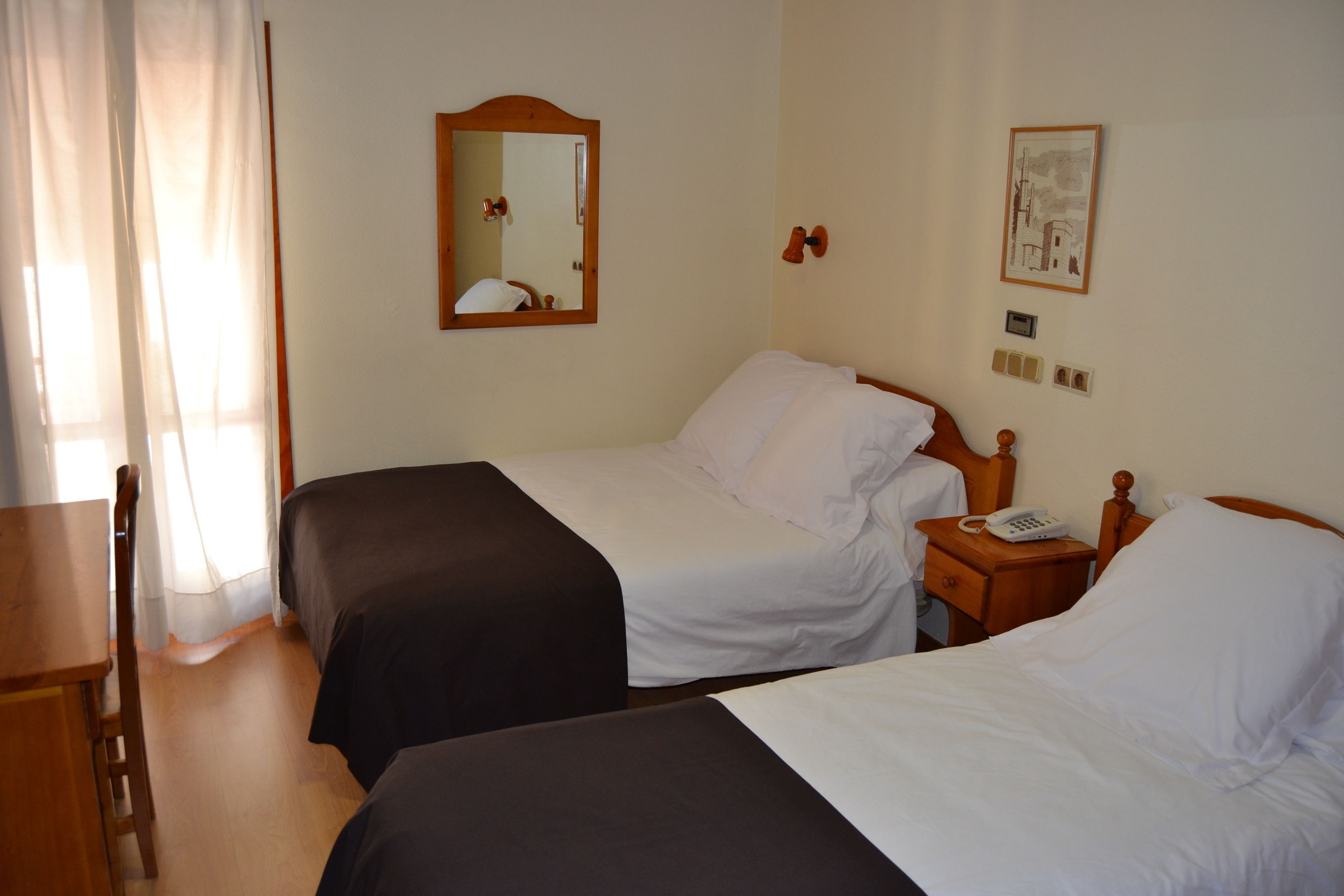 Habitación con 1 cama doble o 2 individuales | Escritorio, cunas gratuitas, camas supletorias y wifi gratis