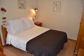 Double or Twin Room | Desk, free cots/infant beds, rollaway beds, free WiFi - San Marcos (Huesca)