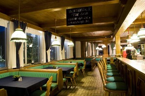 ランチ、ディナーに営業