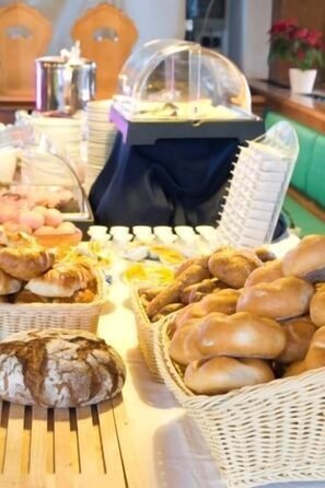 A buffet table with various breads and pastries. - Hoch Tirol (Fieberbrunn)