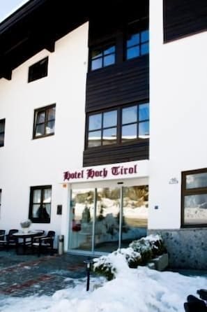 Un edificio con un letrero que dice "Hotel Hoch Tirol".