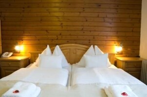 Hypo-allergenic bedding, in-room safe, cribs/infant beds, free WiFi