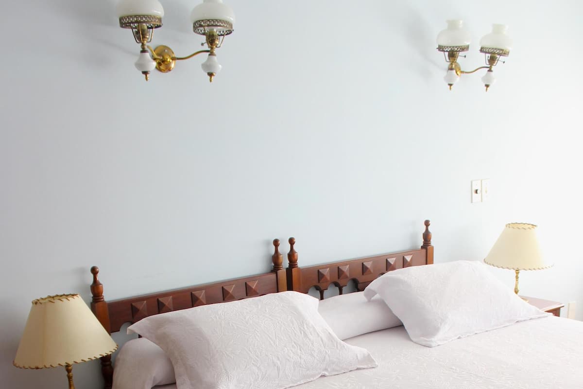 Ropa de cama de alta calidad y minibar 