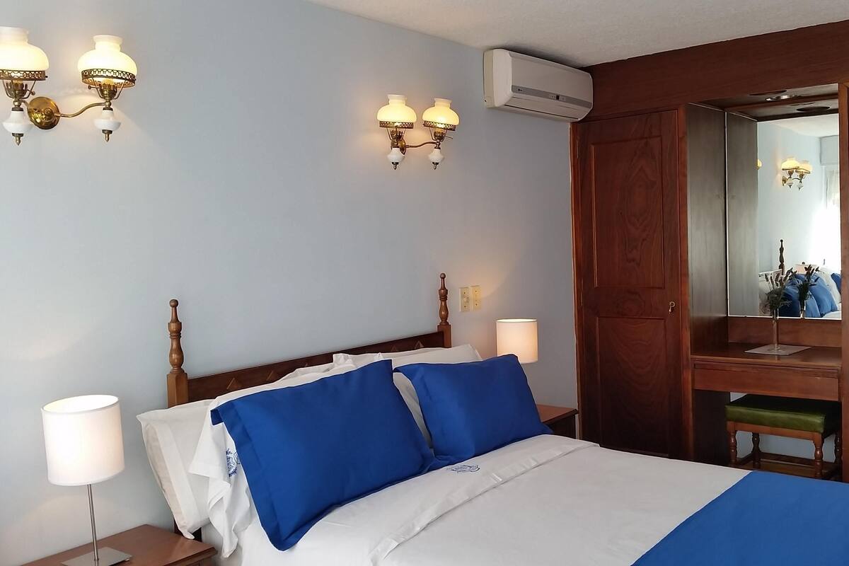Ropa de cama de alta calidad y minibar 