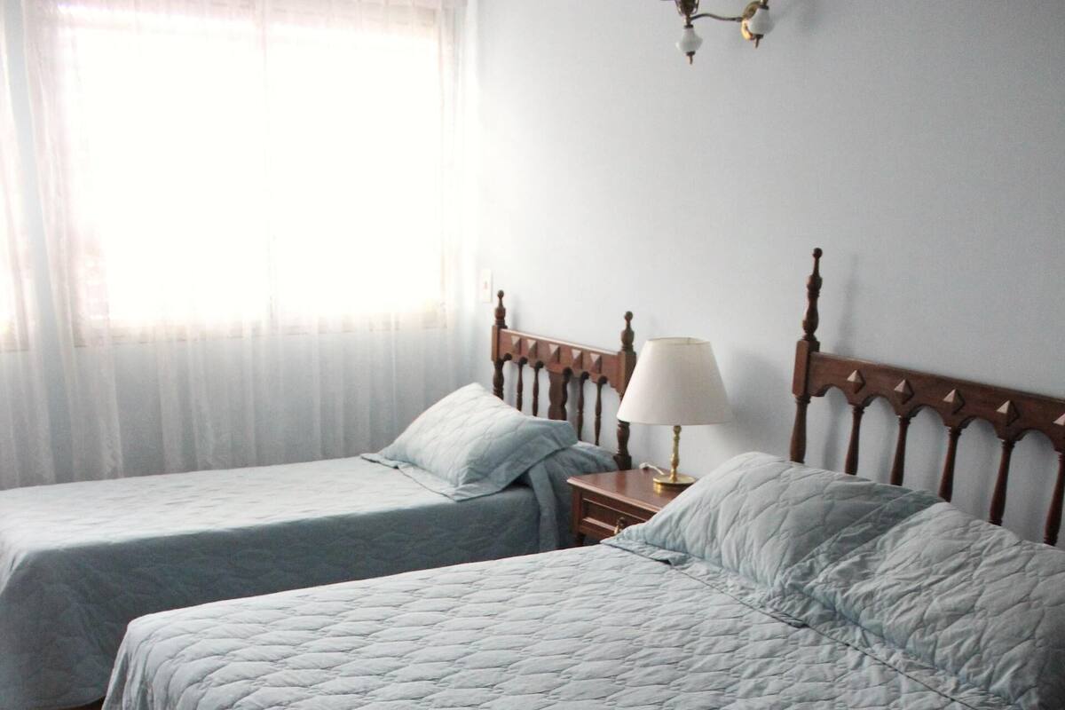 Ropa de cama de alta calidad y minibar 