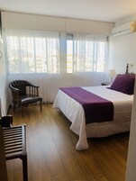 Ropa de cama de alta calidad y minibar 