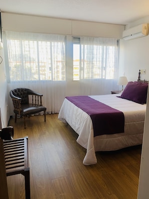 Doble Estándar | Premium bedding, minibar, in-room safe, individually decorated - Hotel Alhambra (Punta del Este)