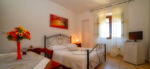 Habitación doble, 1 habitación | Ropa de cama de alta calidad, edredones de plumas, escritorio