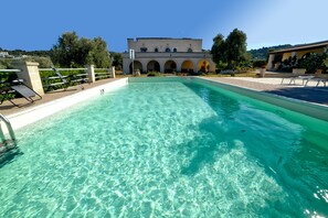 Piscina externa, espreguiçadeiras