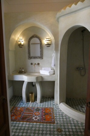 Habitación doble superior, 1 cama Queen size | Baño | Amenidades de baño gratuitas, secadora de cabello, toallas 