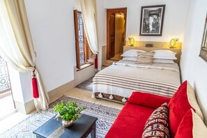 Habitación doble superior | Ropa de cama de alta calidad y muebles diferentes 