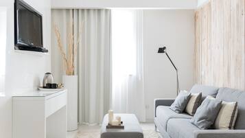 Junior-Doppel- oder -Zweibettzimmer | Wohnzimmer | 22-Zoll-LCD-Fernseher mit Digitalempfang, Fernseher