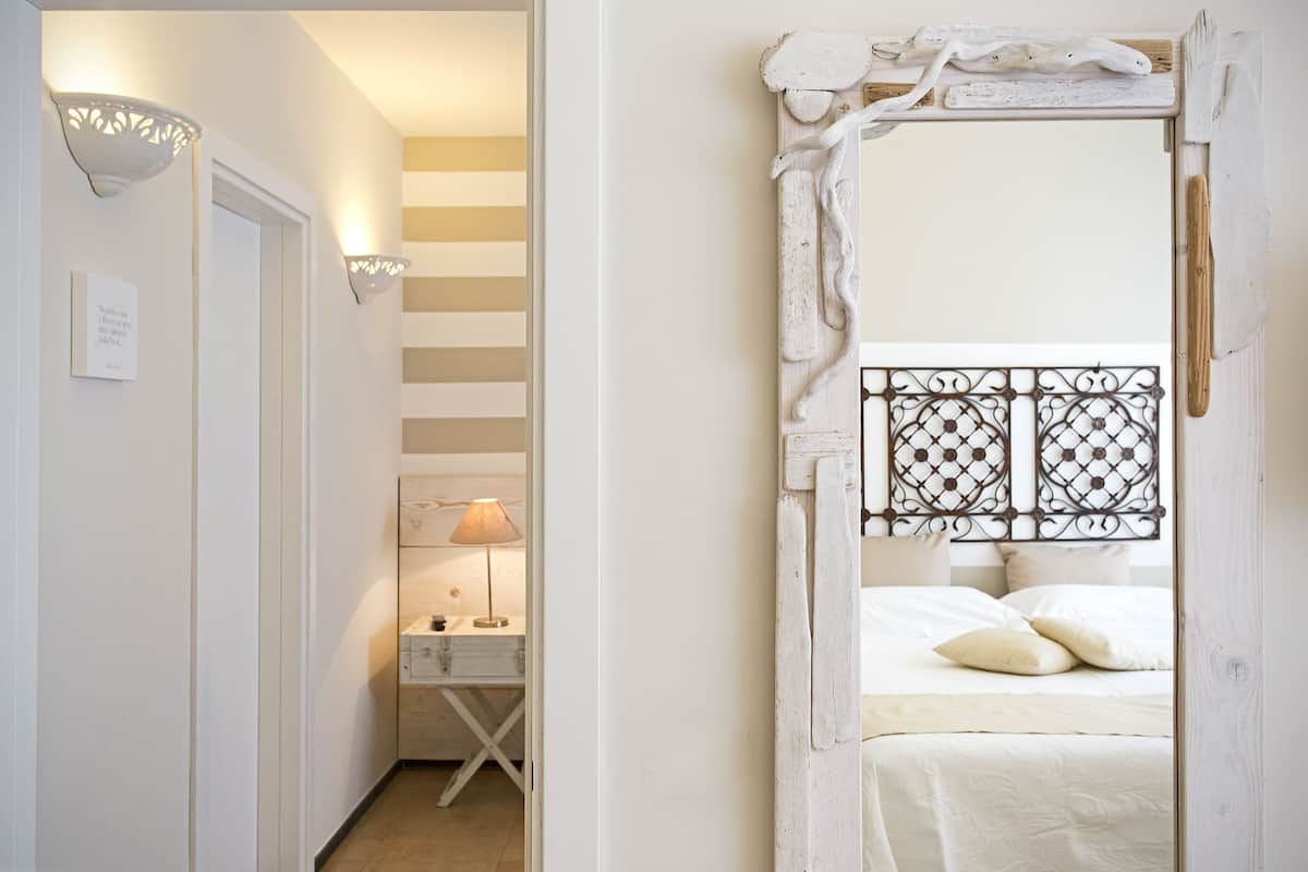 junior double or twin room | 1 bedroom, down duvets, memory-foam beds, minibar