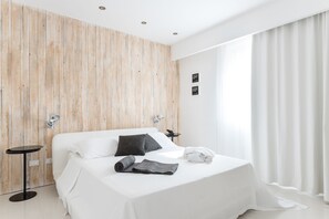 Dobbelt- eller tomannsrom – junior | Dundyner, memory foam-senger, minibar og safe på rommet