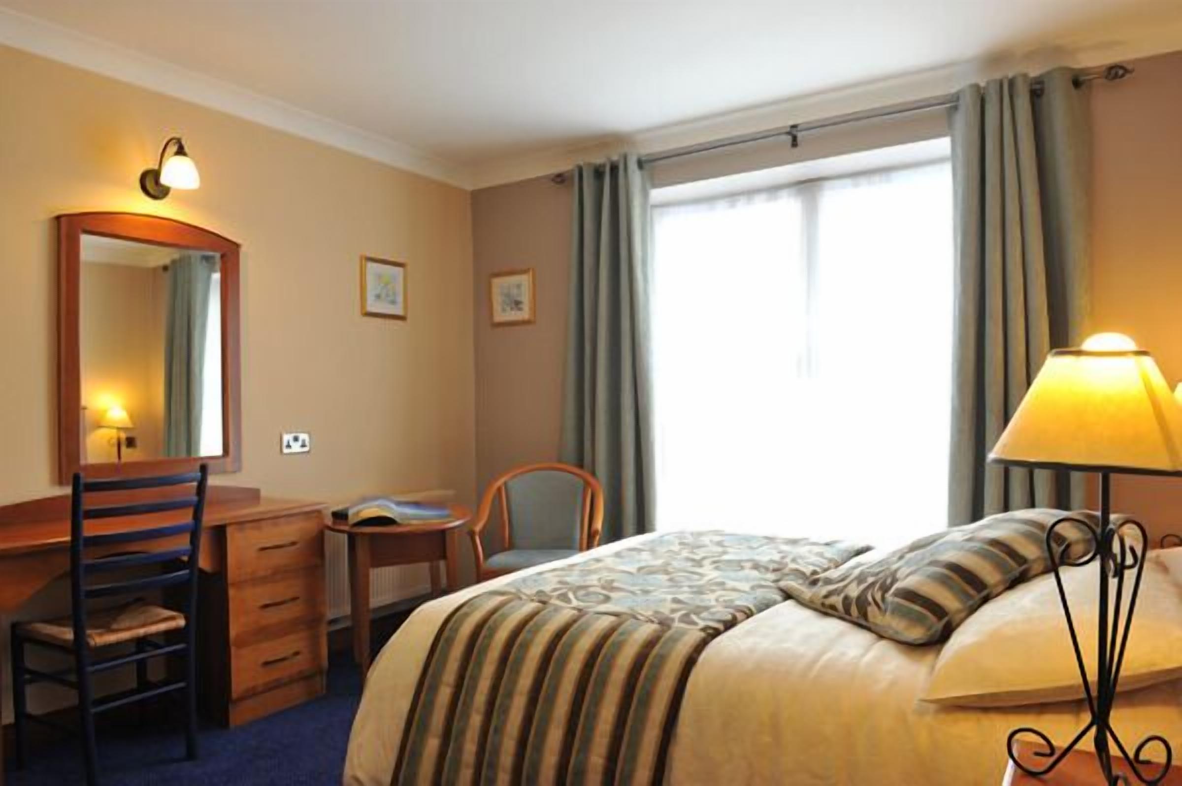 double room | in-room safe, desk, soundproofing, free wifi