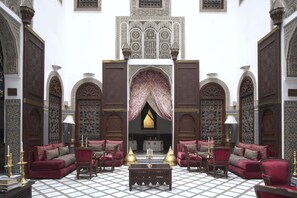 供应早餐、午餐和晚餐
