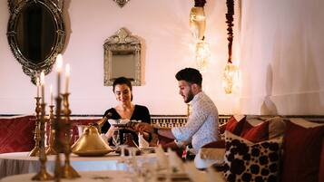 Se sirven desayunos, almuerzos y cenas (con mesas al aire libre)