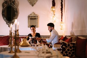 供應早餐、午餐、晚餐；室外用餐